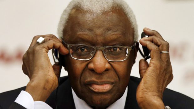 Lamine Diack, bývalý šéf světové atletiky, má být obviněn z braní úplatků