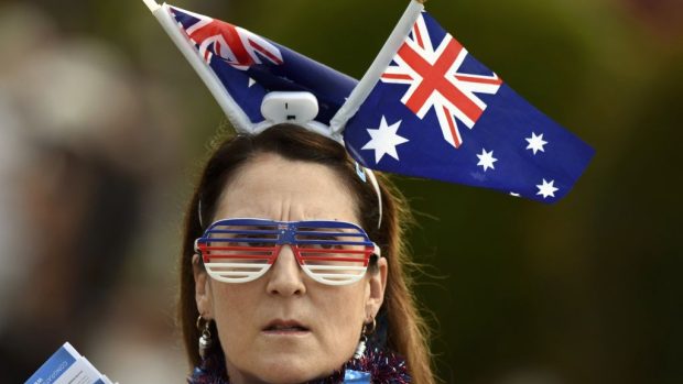 Žena s australskými vlajkami ve vlasech na tenisovém Australian Open v Melbourne