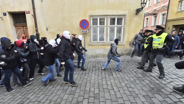 Příznivci (vpravo) a odpůrci (vlevo) uprchlíků se střetli v Thunovské ulici v Praze na Malé Straně