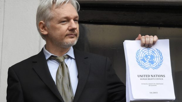 Zvláštní komise OSN uvedla, že Assange je v Británii ‚svévolně zadržován‘ a měla by mu být umožněna svoboda pohybu