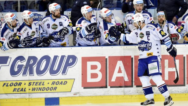 Sezona pro brněnskou Kometu ještě nekončí. Ve třetím zápase předkola play off porazila Chomutov a v pátek může vyrovnat stav série na 2:2