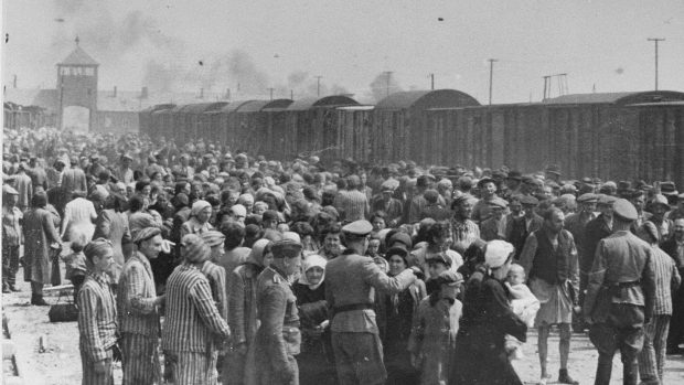 Židé z Podkarpatské Rusi během selekce při příjezdu do Osvětimi