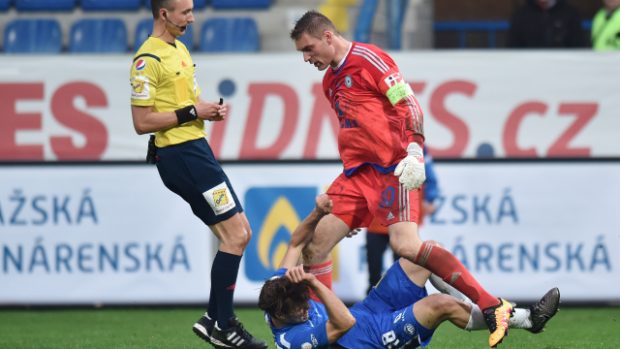 Gólman Olomouce Buchta krátce po napadení libereckého hráče