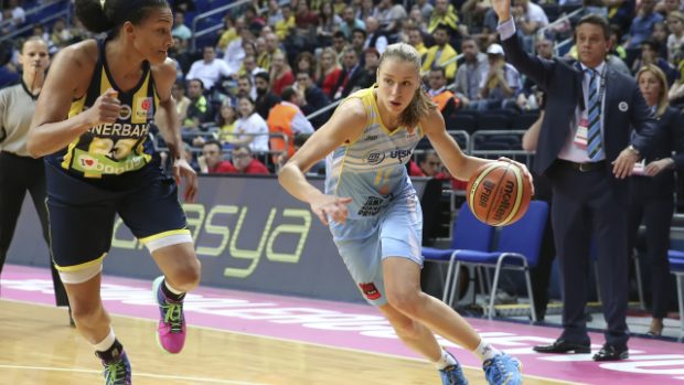 Kateřina Elhotová z USK (vpravo) ve Final Four Euroligy