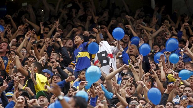 Argentinští fotbaloví fanoušci sledují derby týmů River Plate a Boca Juniors