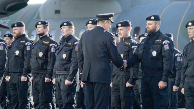 Policejní prezident Tomáš Tuhý (uprostřed) se loučí s českými policisty, kteří odletěli 29. dubna z pražského letiště v Kbelích na řecký ostrov Lesbos, kde se zapojí do programu evropské pohraniční agentury Frontex