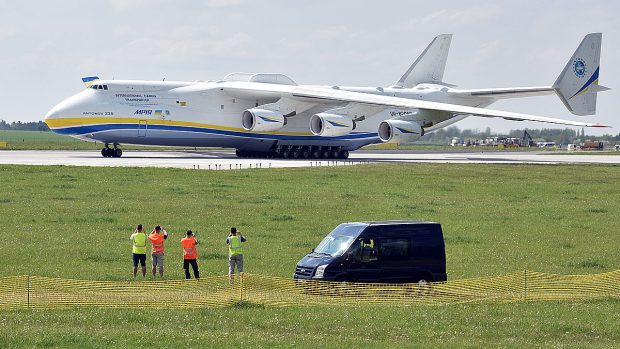 Největší nákladní letoun světa Antonov An-225 Mrija přiletěl na pražské Letiště Václava Havla (květen 2016)