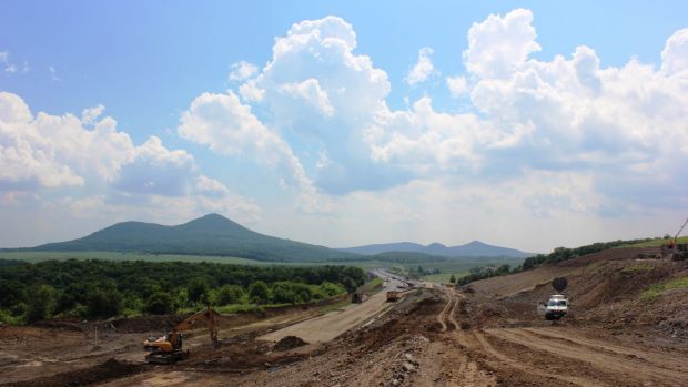 Sesuv půdy na nedokončené dálnici D8 u Litochovic (archivní foto)