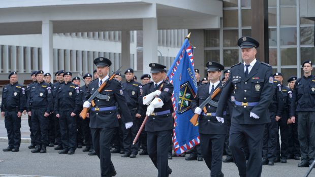 Slavnostní nástup 40 policistů před jejich odjezdem do Makedonie