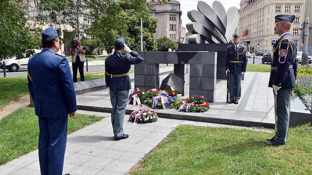 Setkání s válečnými veterány při příležitosti 76. výročí bitvy o Anglii, pietní akt na náměstí Svobody