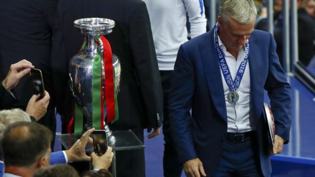 Před osmnácti lety po finále mistrovství světa zvedl Didier Deschamps na Stade de France pohár nad hlavu. Letos coby kouč kolem trofeje pro vítěze evropského šampionátu jen prošel