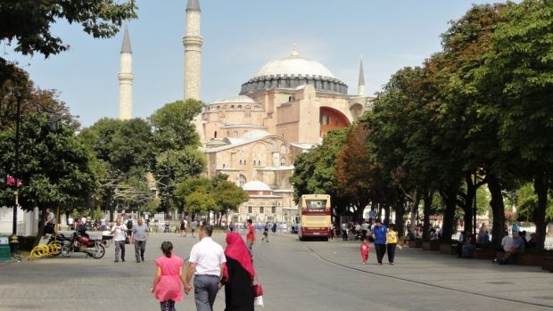 Byzantský chrám Hagia Sofia. Loni tu nebylo k hnutí a turisté stáli hodinové fronty na vstup do památek, teď je tu volno