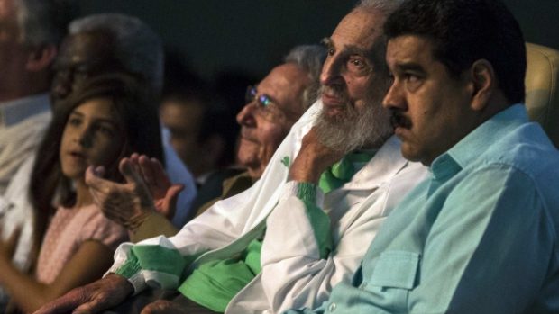 Fidel Castro se na veřejnosti objevil ve společnosti svého bratra Raúla a venezuelského prezidenta Nicolase Madura