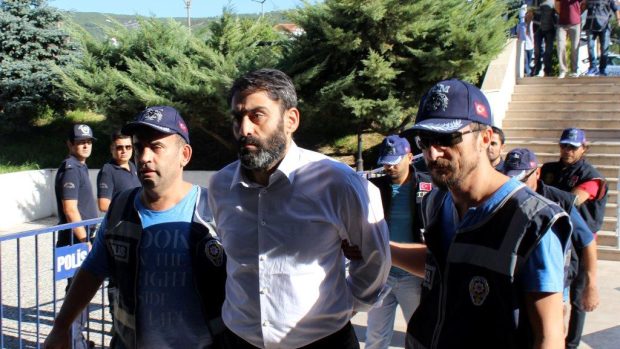Turecká policie zatýká ve firmách údajné podporovatele puče