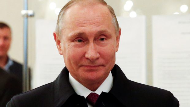 Vladimir Putin na návštěvě jedné z moskevských volebních místností.