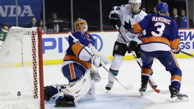 Tomáš Hertl (v bílém) vyrovnával proti New York Islanders na 2:2