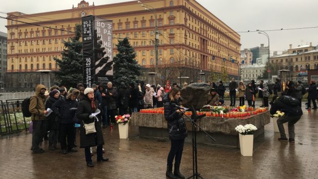 Před bývalou budovou KGB zní jméno obětí stalinských táborů