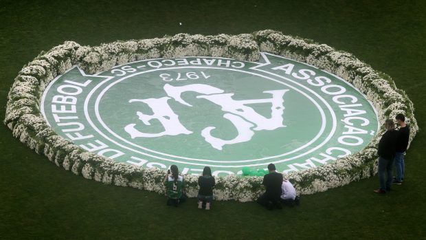 Lidé se na stadionu Chapecoense rozloučili s fotbalisty, kteří zahynuli při leteckém neštěstí v roce 2016.