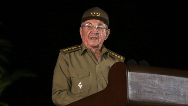 K davům na náměstí revoluce promluvil bratr někdejšího kubánského vůdce Raúl Castro