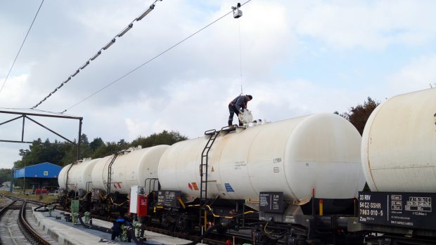 Vlaky s českou naftou se ze skladů Viktoriagruppe vrací zpět do Česka.