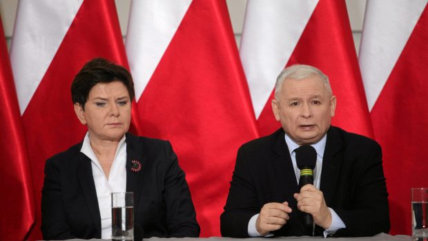 Tisková konference Jarosława Kaczyńského, premiérky Beaty Szydłové a dalších představitelů PiS