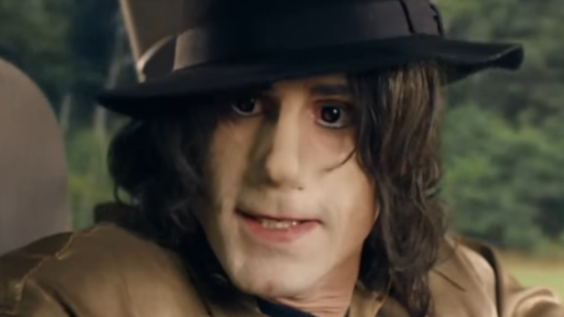 Britský herec Joseph Fiennes jako Michael Jackson v sérii Urban Myths