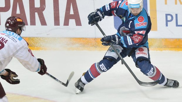 Michal Vondrka (vpravo) v utkání hokejové extraligy HC Sparta Praha - Piráti Chomutov