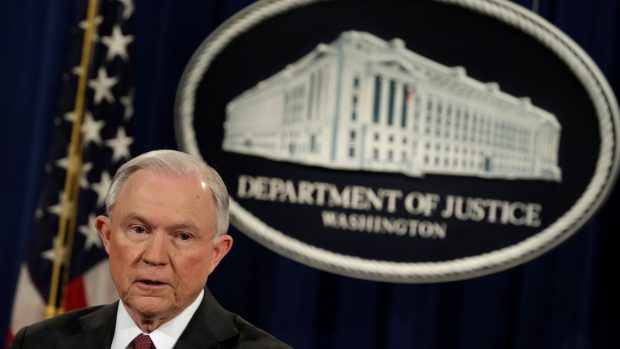 Americký ministr spravedlnosti Jeff Sessions vysvětluje schůzku s ruským velvyslancem