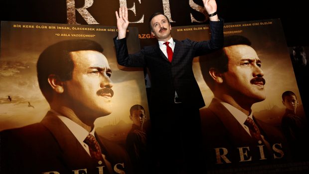 Herec Reha Beyoglu, který ve filmu Reis hrál roli prezidenta Erdogana, pózuje při premiéře.
