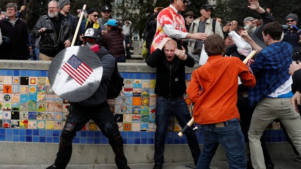 Příznivci a odpůrci prezidenta Trumpa v Berkeley