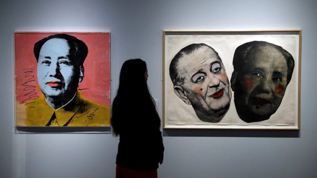 Vlevo jeden z portrétů Mao Ce-tunga, které vytvořil Andy Warhol