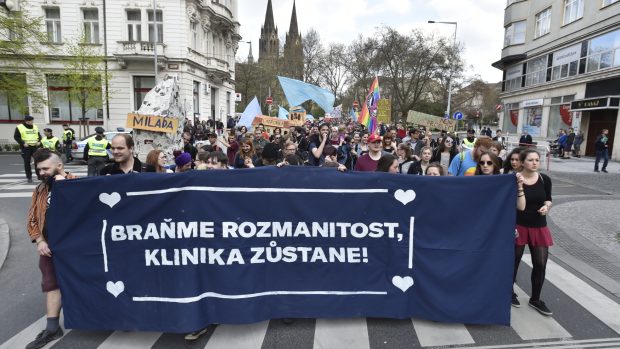 Prahou prošla 9. dubna demonstrace Neničte Kliniku, neničte město! na podporu Autonomního sociálního centra Klinika