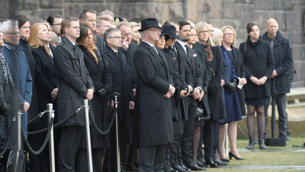 Minuta ticha za oběti útoku ve Švédsku před budovou radnice ve Stockholmu.