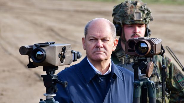 Německý kancléř Olaf Scholz navštívil vojenské cvičení v Dolním Sasku