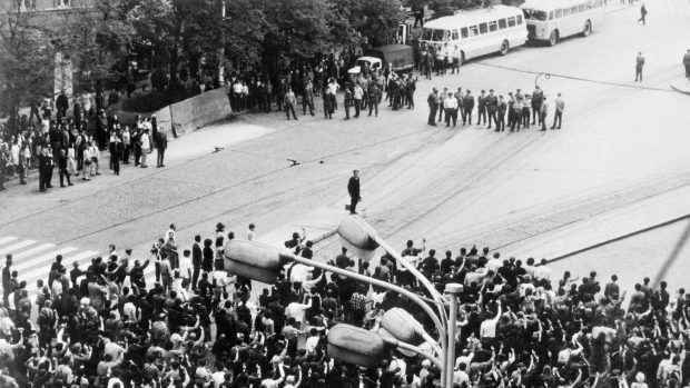 Václavské náměstí 21. srpna 1969. Protestující sleduje hlouček policistů (v horní části snímku)