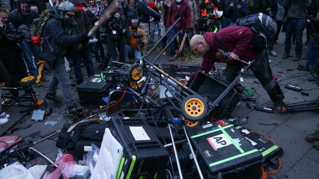 Zničená televizní technika po protestech u Kapitolu.