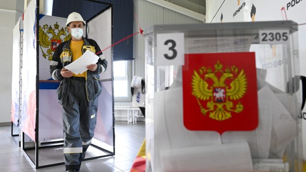 Hlasovací místnost v prostorách ruské společnosti Rosnefť v okrese Uvat v oblasti Ťumeň