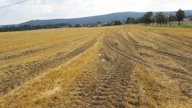 Rozbahněná a promáčená půda na polích