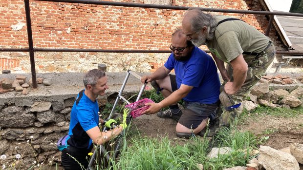 Archeologové zkoumají opěrnou zeď a kostelní terasu v Bečově nad Teplou