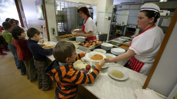 Mezi školními jídelnami v Česku jsou velké rozdíly.