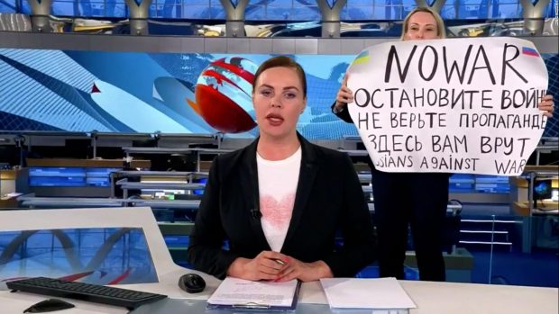 Ruská novinářka a producentka Marina Ovsjannikovová protestovala v živém vysílání ruské státní televize proti válce na Ukrajině