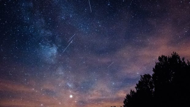 Noční obloha s Perseidami