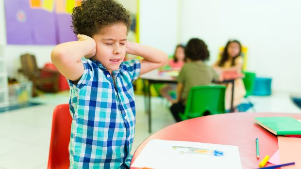 Autistům mohou vadit hlasité zvuky, například ruch ve třídě