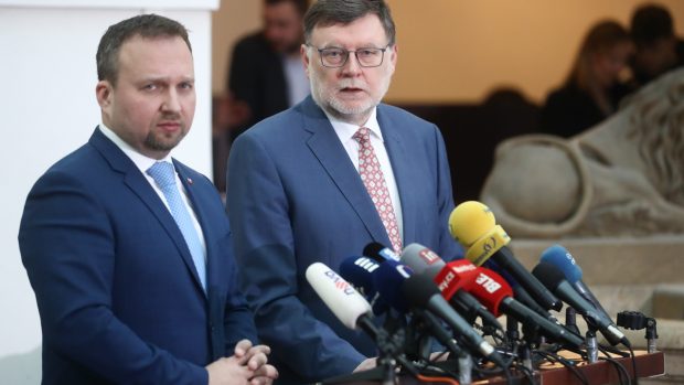 Ministr práce a sociálních věcí Marian Jurečka (vlevo) a ministr financí Zbyněk Stanjura