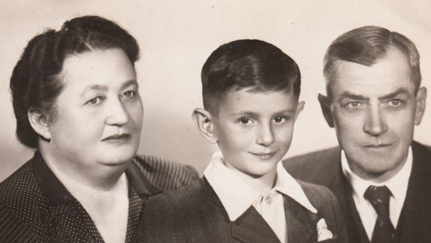 Marie a Josef Weberovi, adoptivní rodiče, uprostřed Petr Weber.