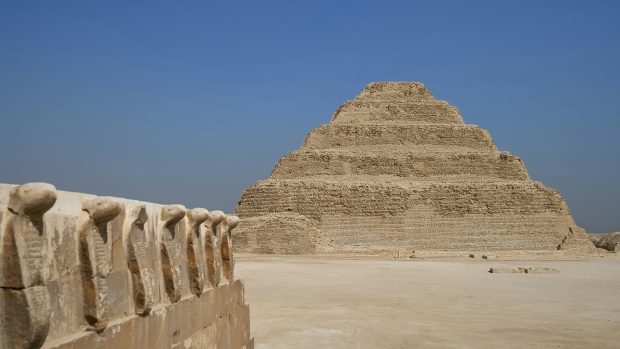 Džoserova pyramida neboli Stupňovitá pyramida v Sakkáře