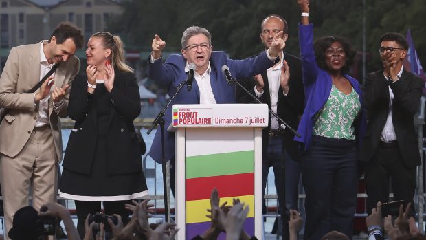 Volby ve Francii vyhrála překvapivě levice (Far-left La France Insoumise; Jean-Luc Melenchon, center, delivers a speech while Daniel Obono, second right, gestures, after the second round of the legislative elections Sunday)