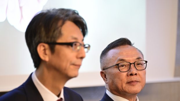 Jooho Whang, prezident společnosti KHNP (vpravo) a velvyslanec Korejské republiky v ČR Hong Jong-ki