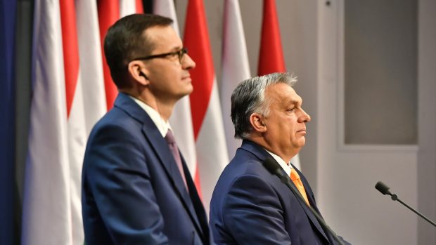 Polský premiér Mateusz Morawiecki a maďarský premiér Viktor Orbán