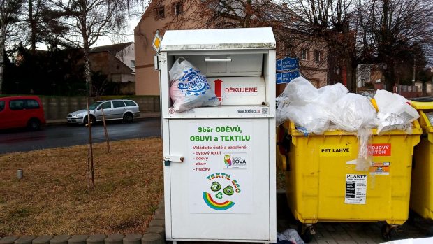 Plný kontejner na textil v Žalanech na Teplicku